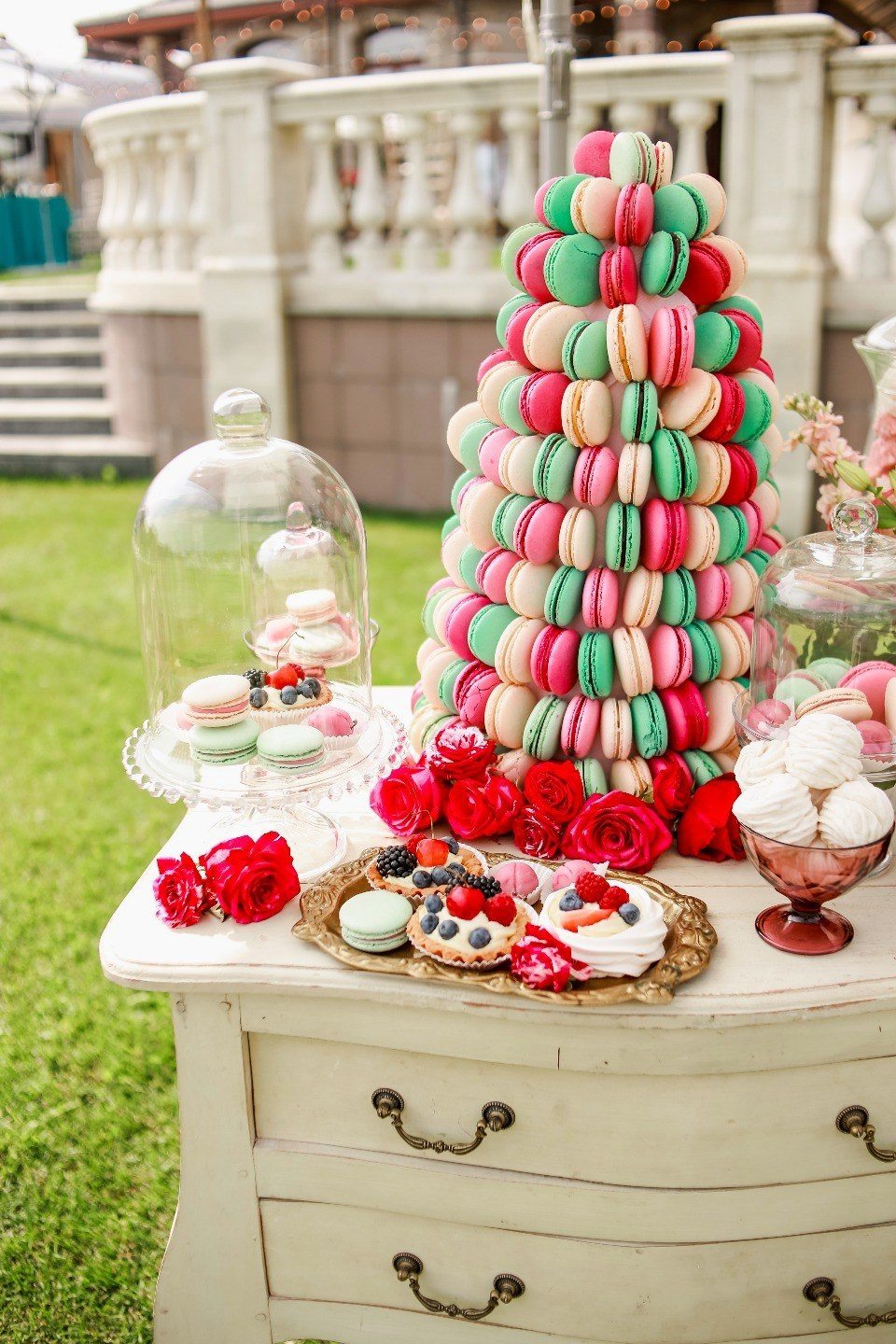 An interesting accent to sweets on a juicy and bright table will be cheerful tags, made in the general style of the wedding