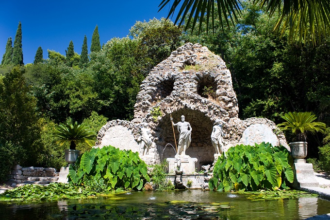 Многие сцены прогулок Вариса и Тириона были сняты в местных садах и фонтанах