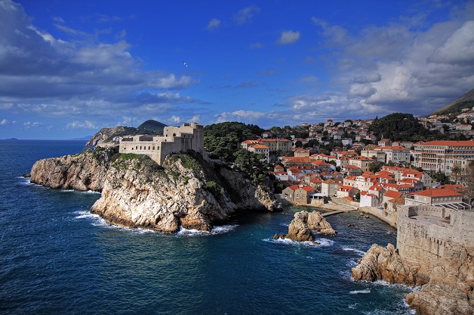 Сцены из Красной крепости в первом сезоне снимались на Мальте, но со второго было решено перебраться в Хорватию и в дополнение к крепости Ловриенац использовать красивые пейзажи, которые ее окружают